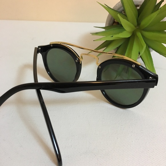 Soho House. 🍹| Retro Sunglasses - Picture 3 of 4